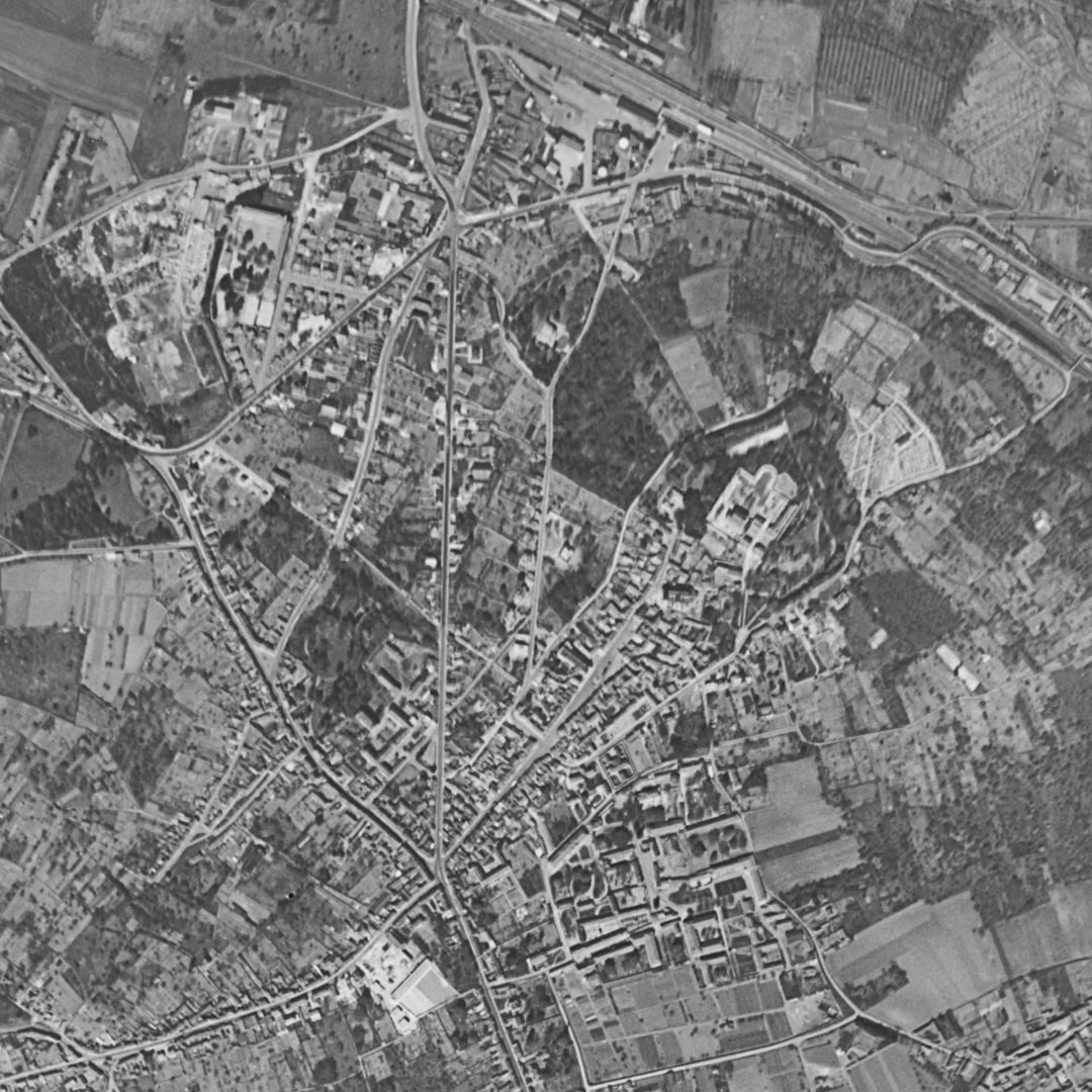 Clermont en 1955, le centre vu du ciel, au même cadrage