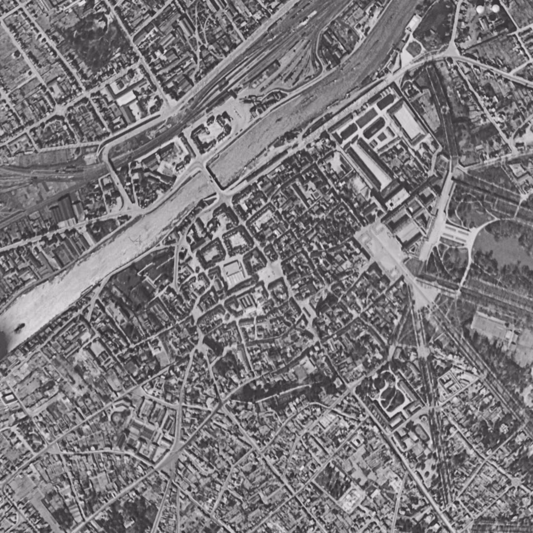 Compiègne en 1955, le centre vu du ciel, au même cadrage