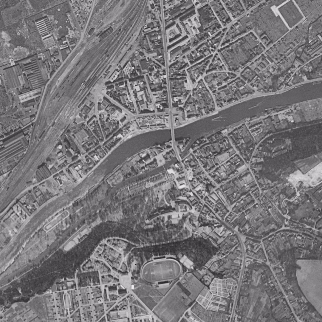 Creil en 1955, le centre vu du ciel, au même cadrage