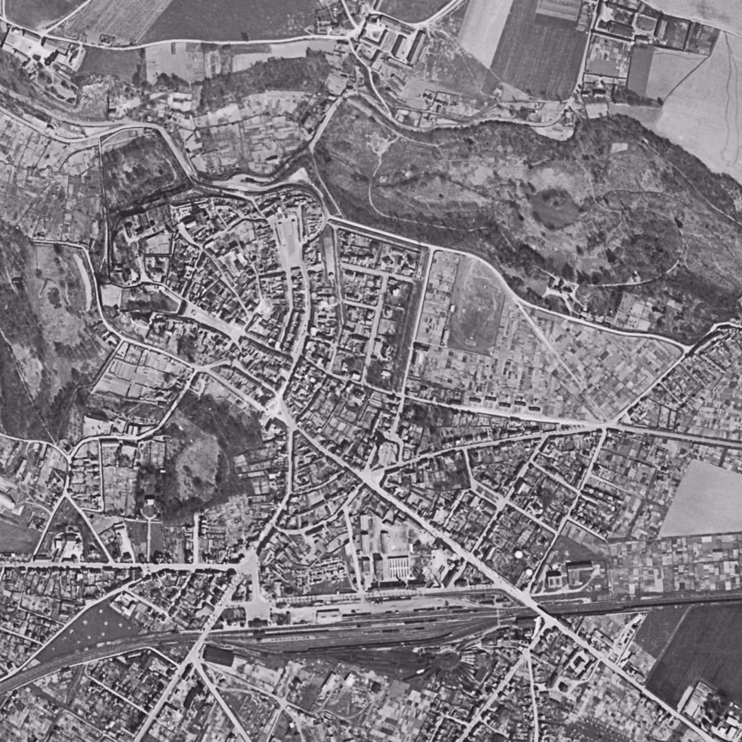 Crépy-en-Valois en 1951, le centre vu du ciel, au même cadrage