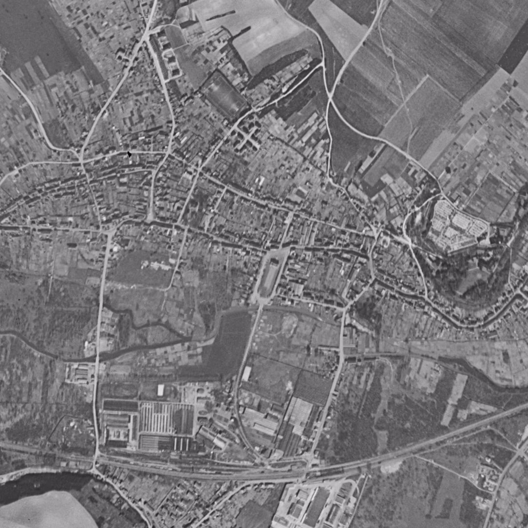 Montataire en 1955, le centre vu du ciel, au même cadrage