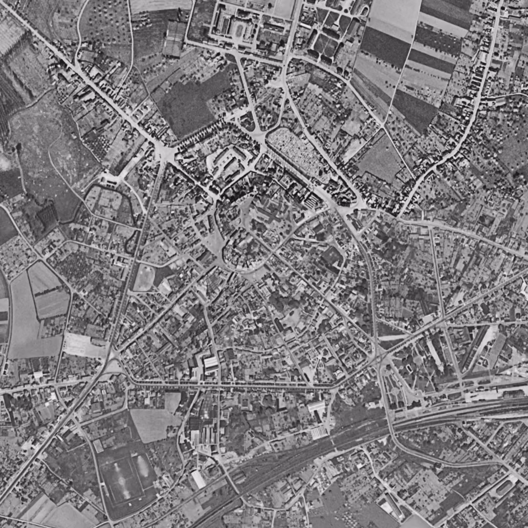 Noyon en 1958, le centre vu du ciel, au même cadrage