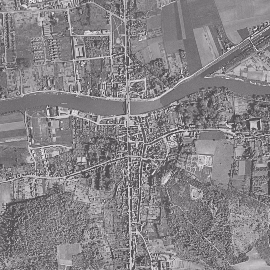 Pont-Sainte-Maxence en 1951, le centre vu du ciel, au même cadrage