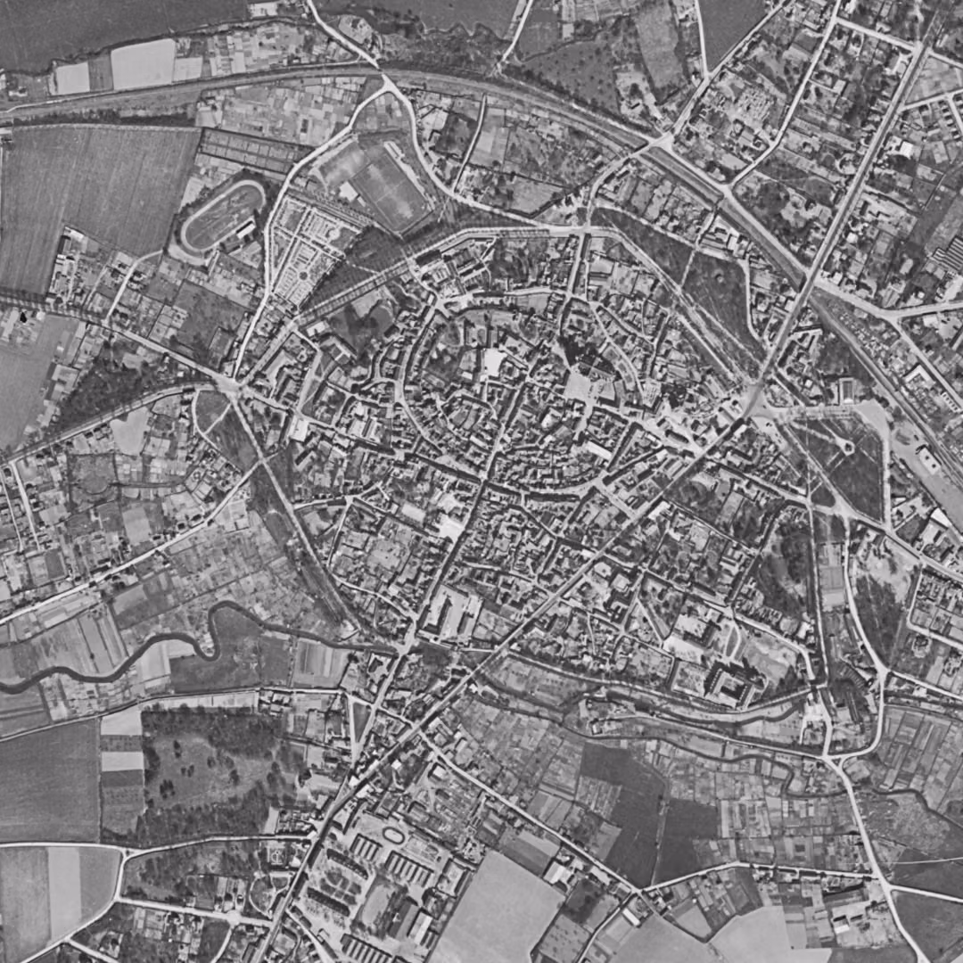 Senlis en 1951, le centre vu du ciel, au même cadrage