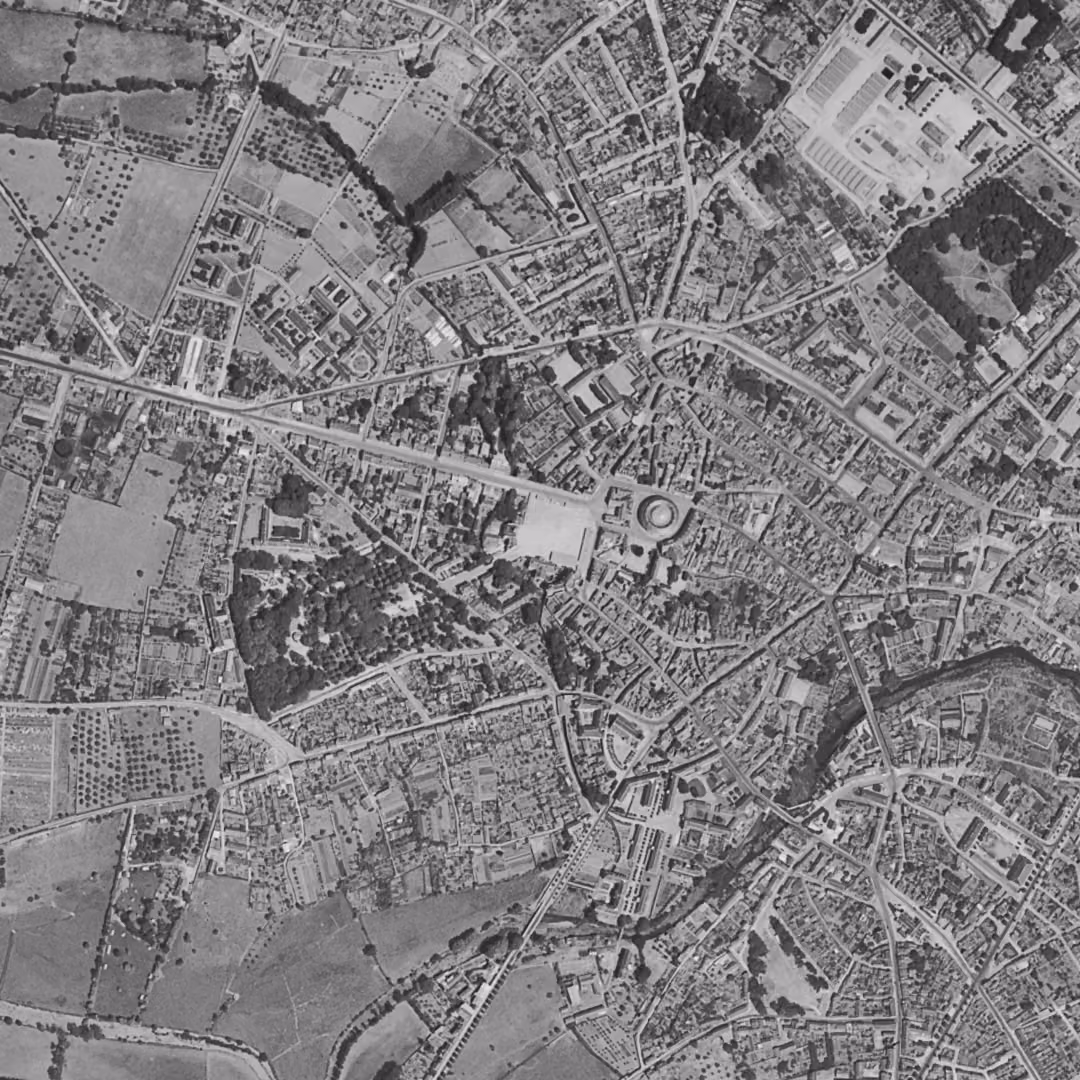 Alençon en 1949, le centre vu du ciel, au même cadrage