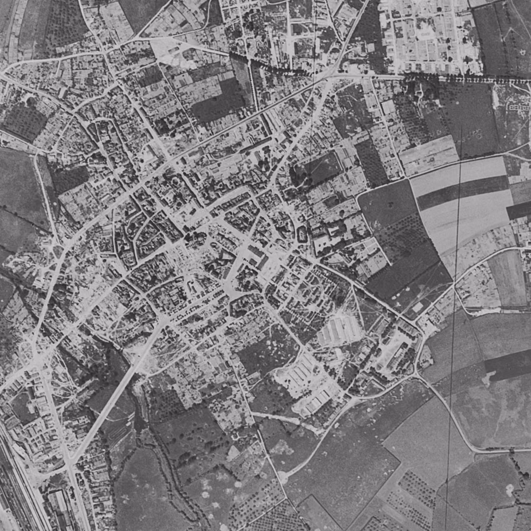 Argentan en 1947, le centre vu du ciel, au même cadrage