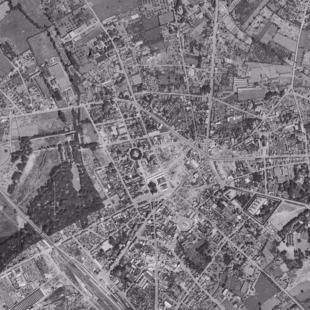 Flers en 1947, le centre vu du ciel, au même cadrage