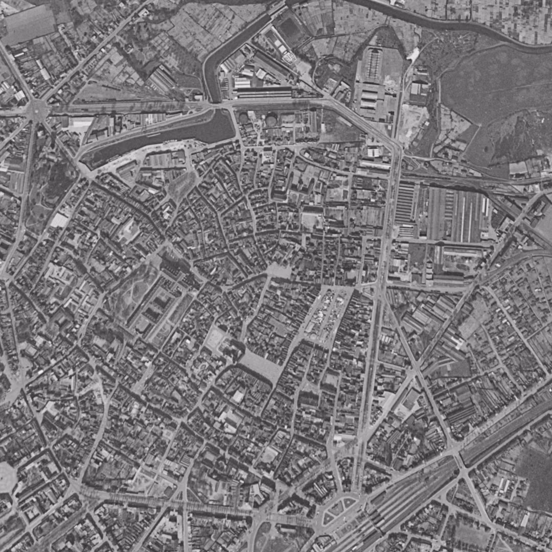 Arras en 1955, le centre vu du ciel, au même cadrage
