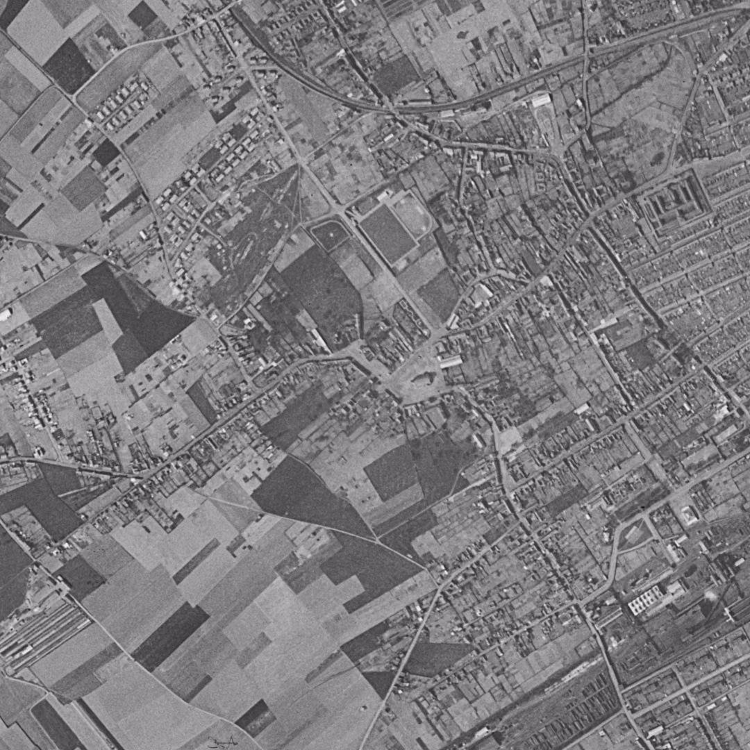 Auchel en 1955, le centre vu du ciel, au même cadrage