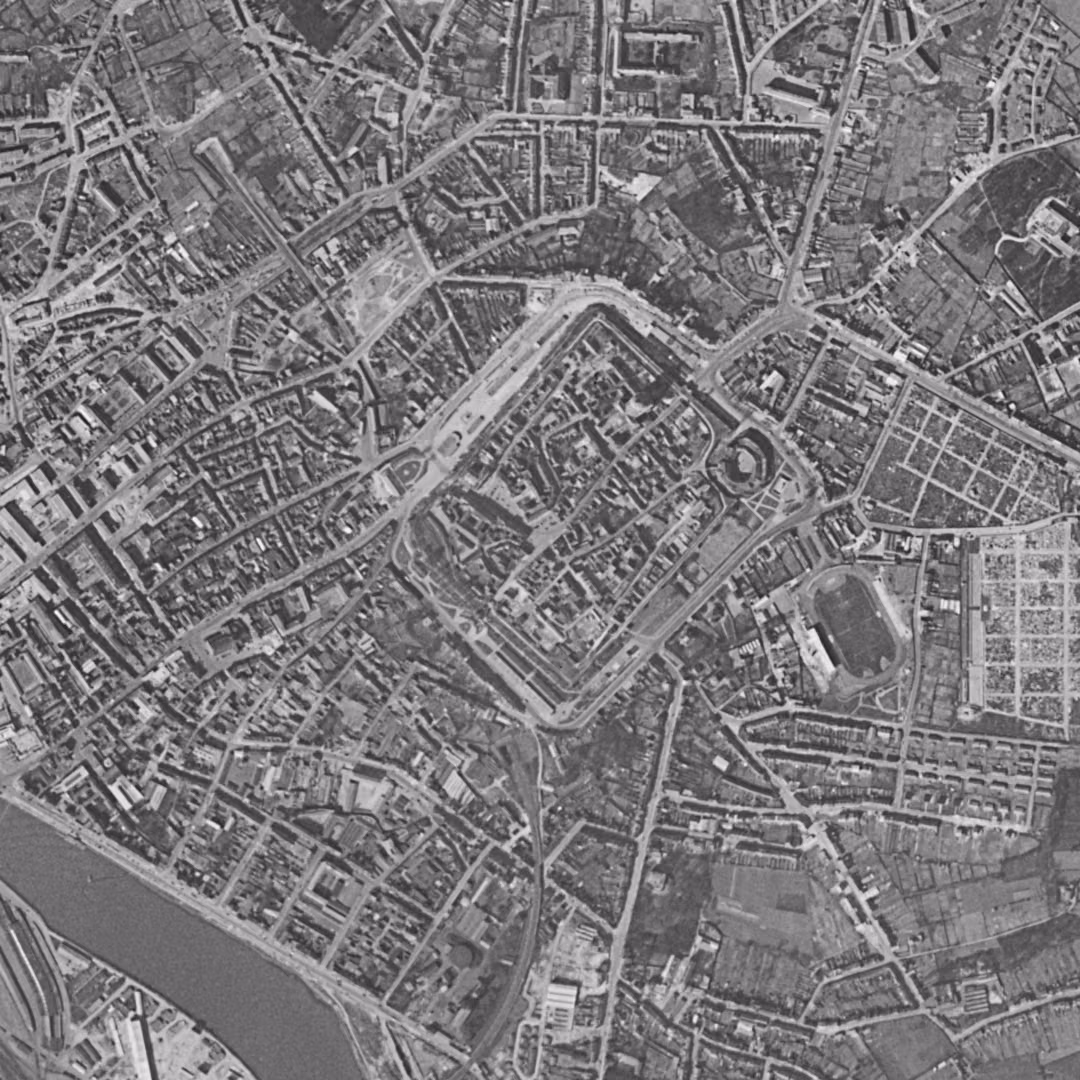 Boulogne-sur-Mer en 1955, le centre vu du ciel, au même cadrage