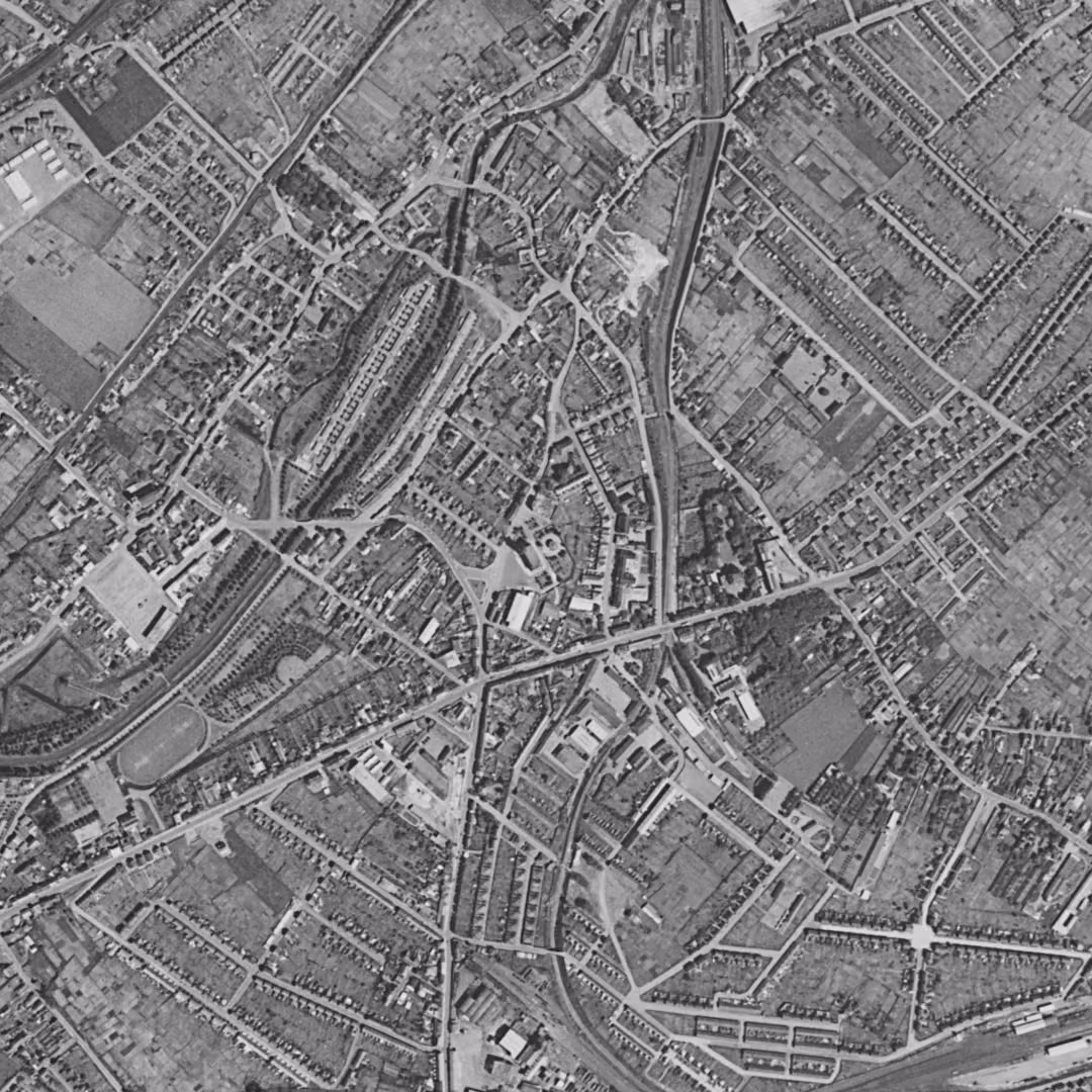 Bruay-la-Buissière en 1957, le centre vu du ciel, au même cadrage