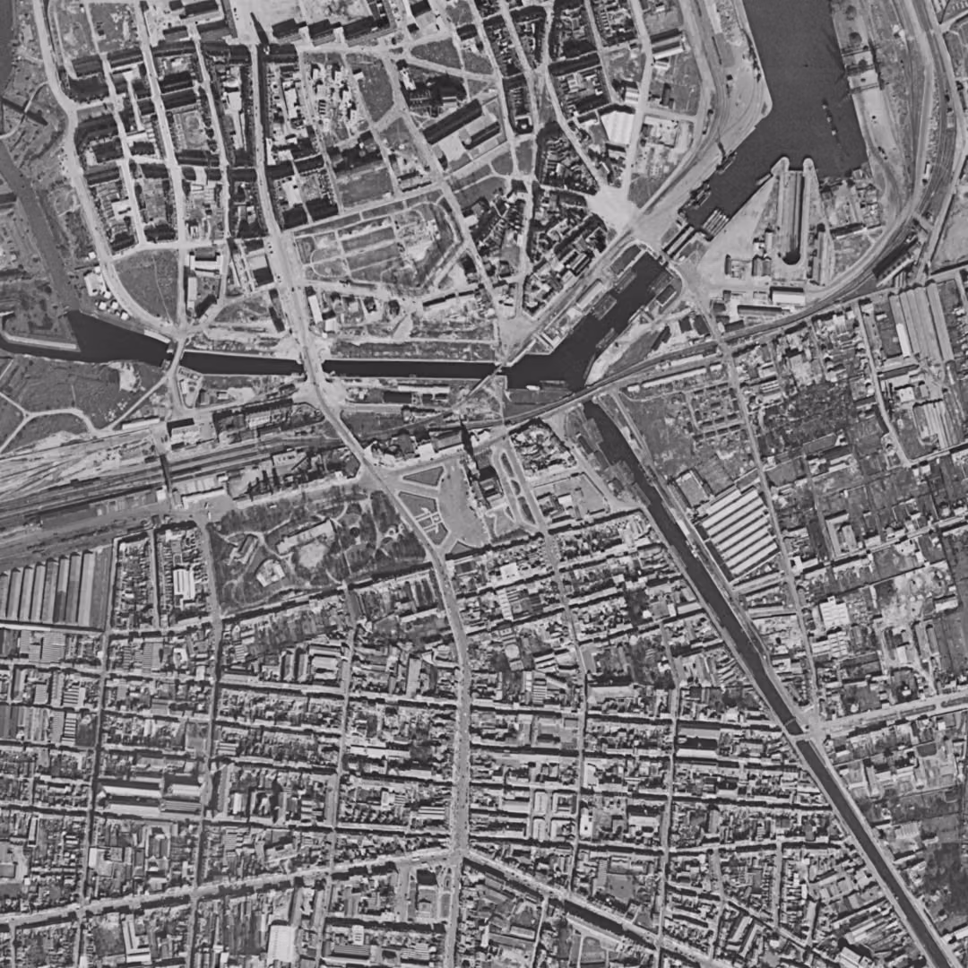 Calais en 1957, le centre vu du ciel, au même cadrage