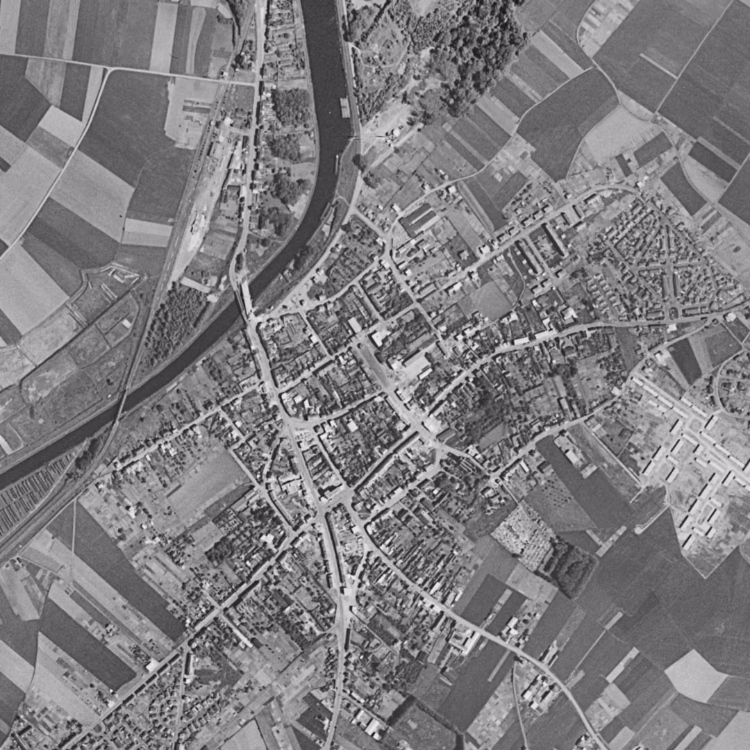 Courrières en 1957, le centre vu du ciel, au même cadrage