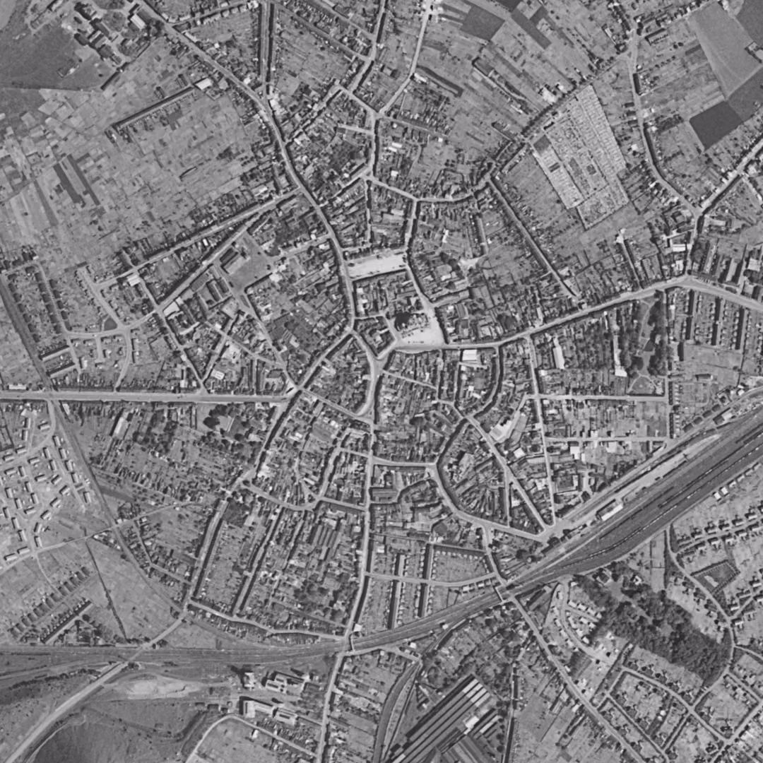 Hénin-Beaumont en 1955, le centre vu du ciel, au même cadrage