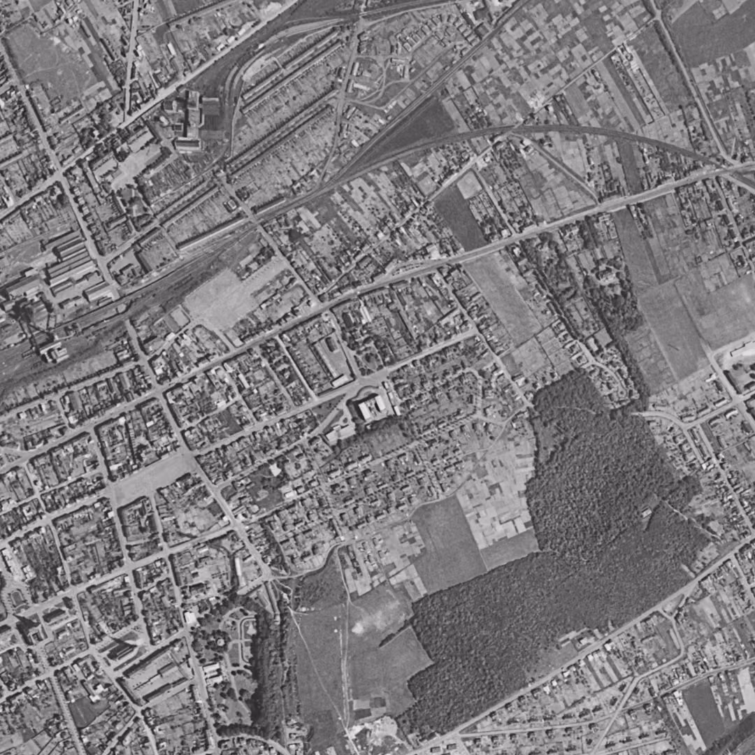 Liévin en 1957, le centre vu du ciel, au même cadrage