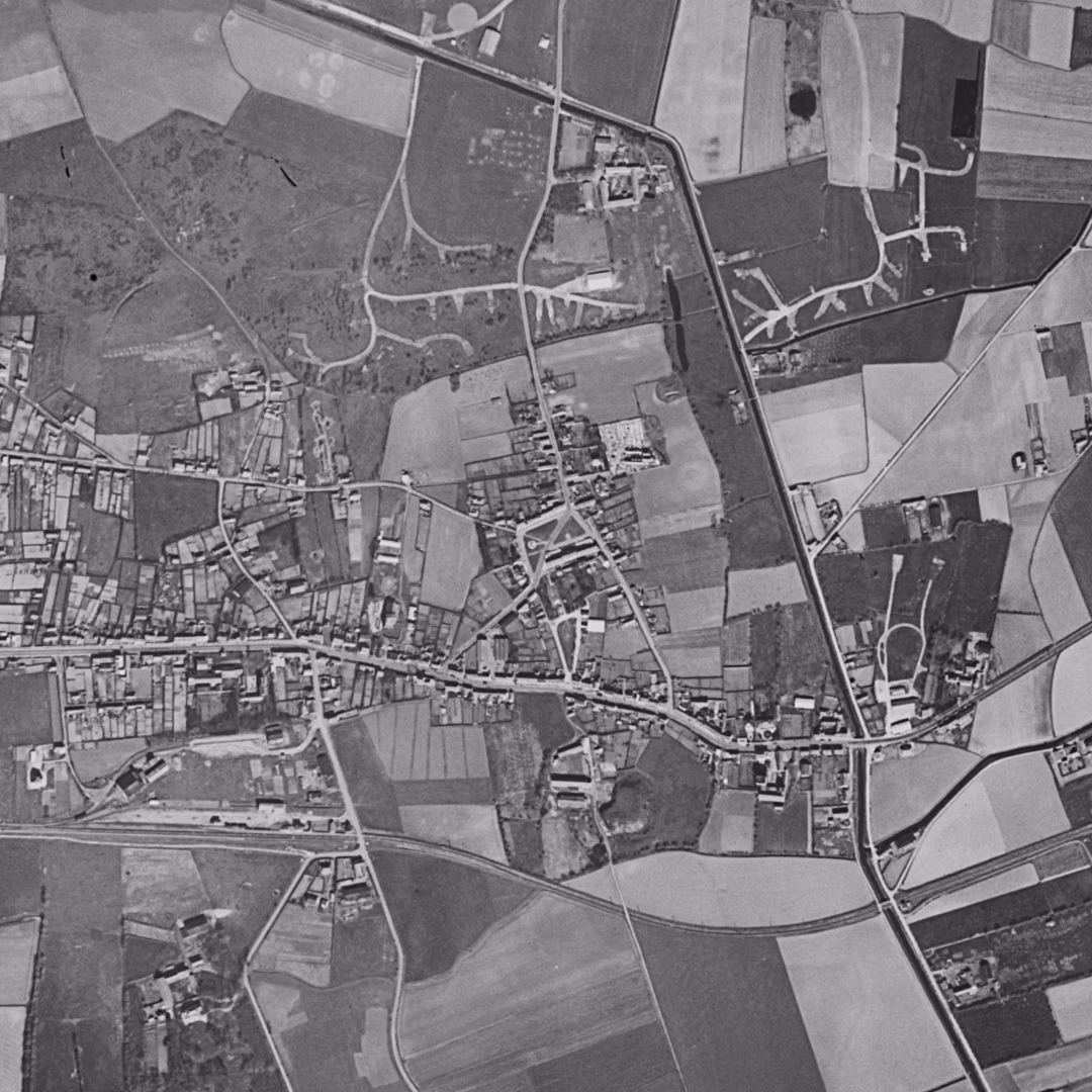 Marck en 1957, le centre vu du ciel, au même cadrage