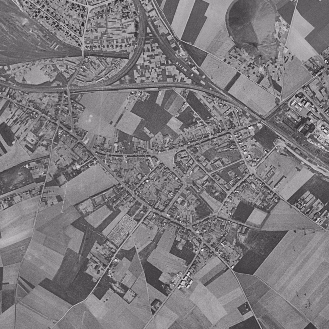 Méricourt en 1955, le centre vu du ciel, au même cadrage