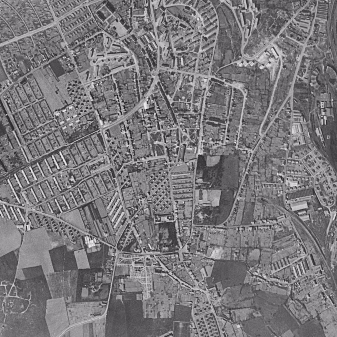 Outreau en 1955, le centre vu du ciel, au même cadrage