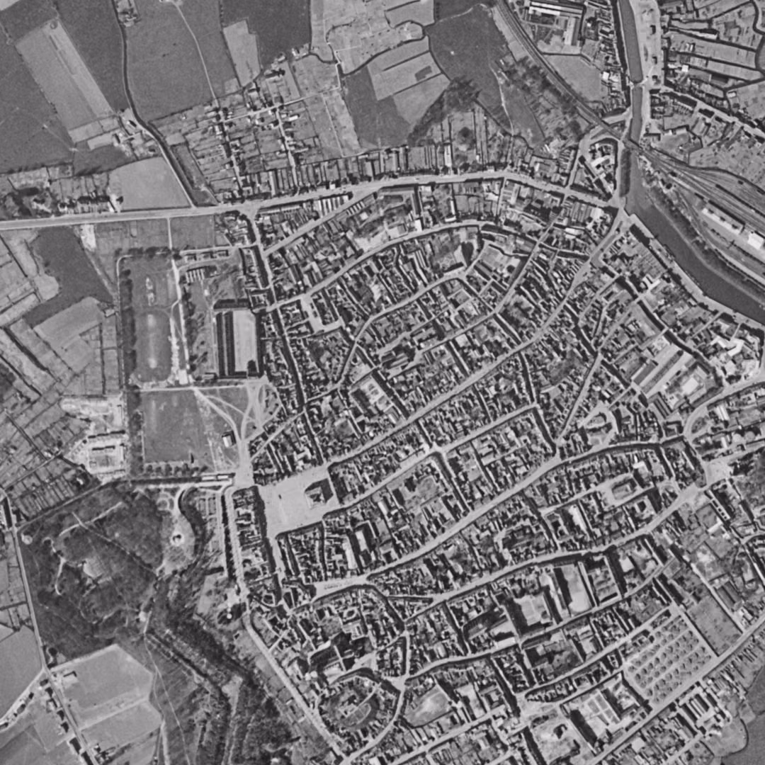 Saint-Omer en 1957, le centre vu du ciel, au même cadrage
