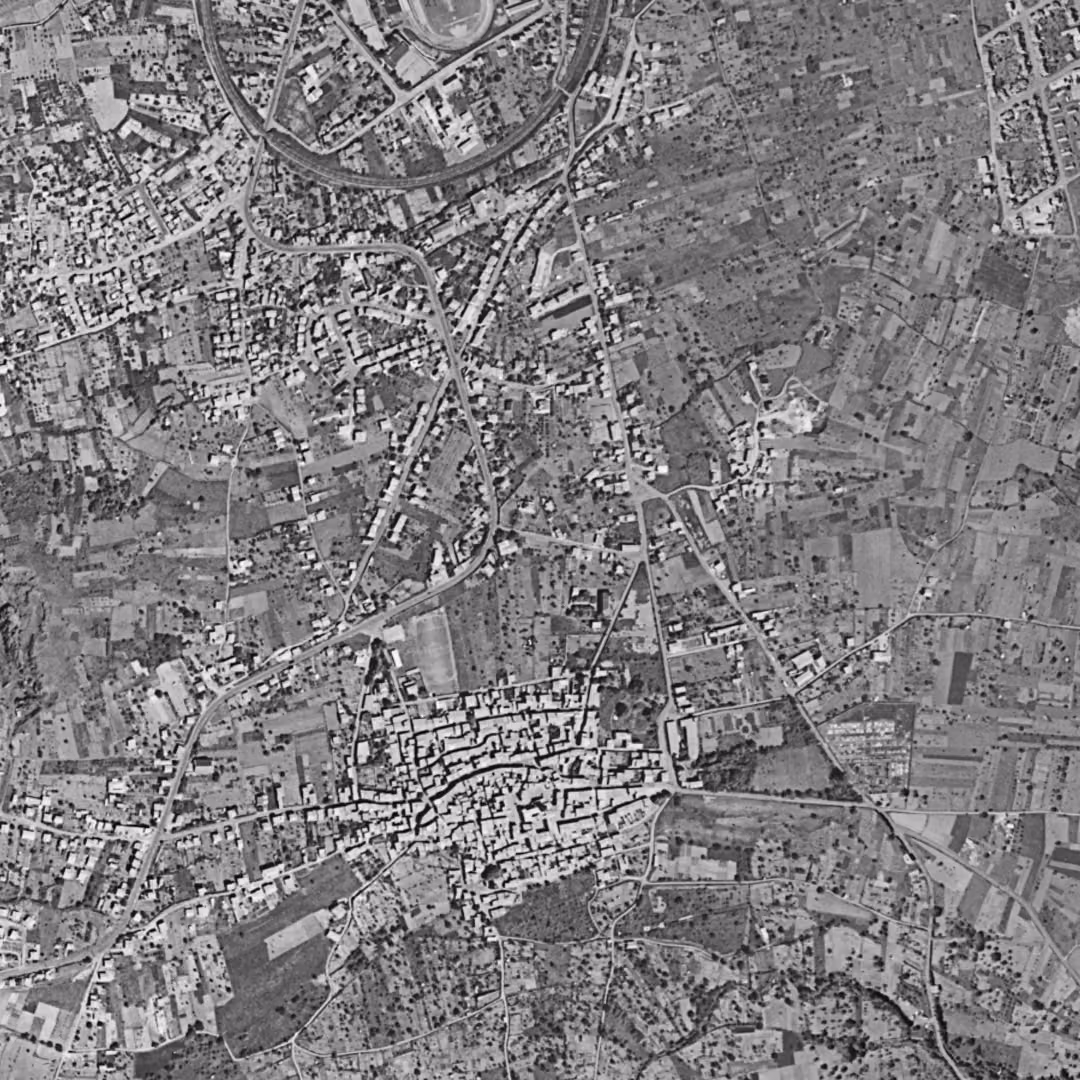 Beaumont en 1954, le centre vu du ciel, au même cadrage