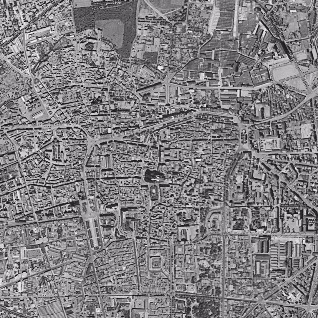 Clermont-Ferrand en 1954, le centre vu du ciel, au même cadrage