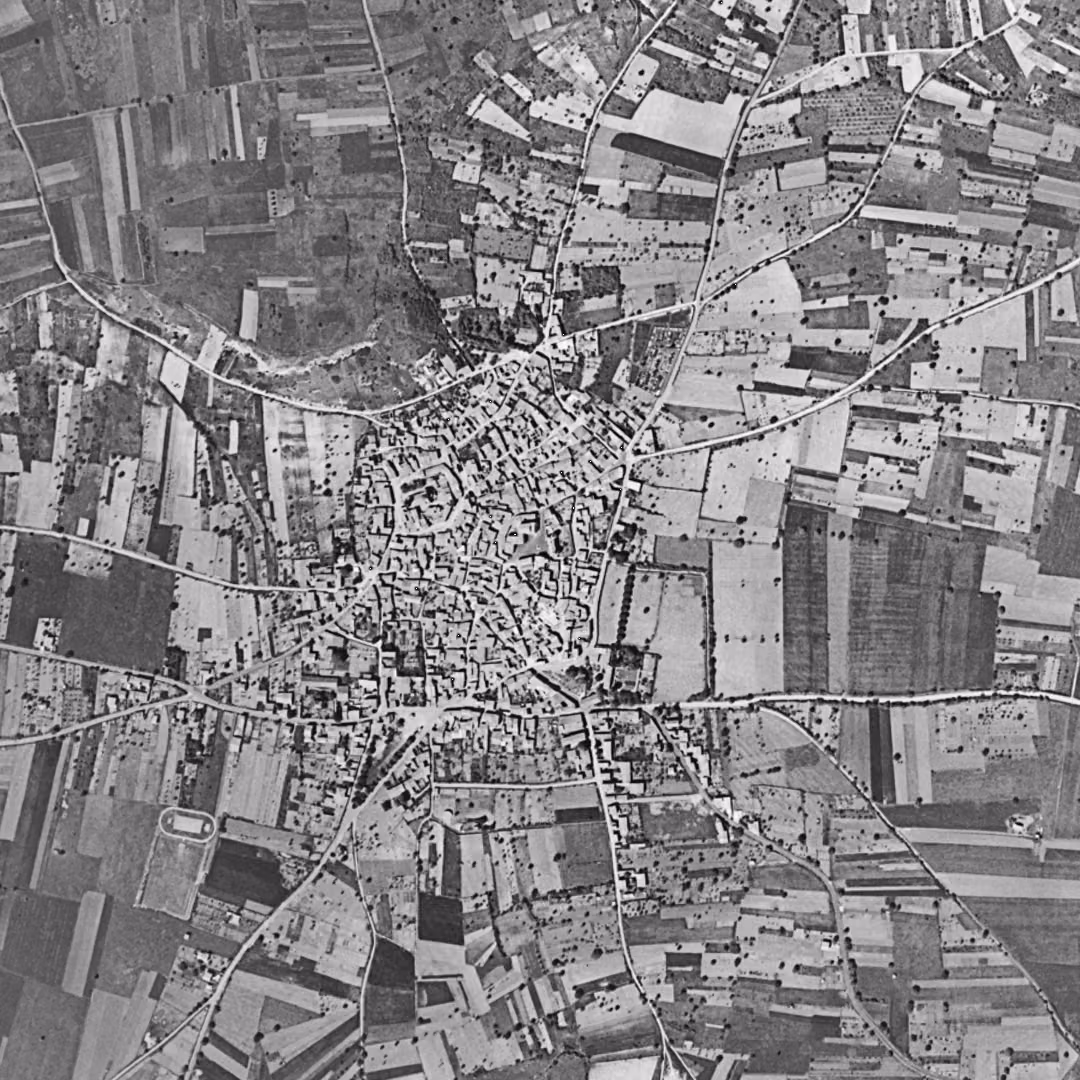 Cournon-d'Auvergne en 1954, le centre vu du ciel, au même cadrage