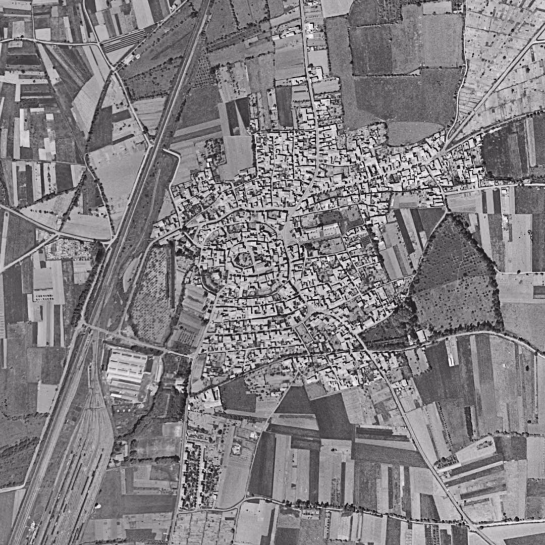 Gerzat en 1954, le centre vu du ciel, au même cadrage