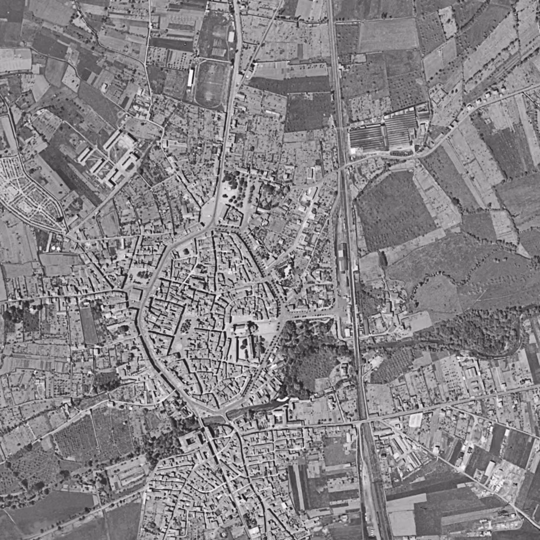 Issoire en 1954, le centre vu du ciel, au même cadrage