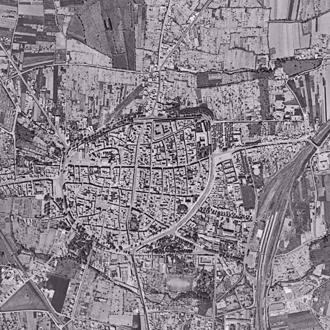 Riom en 1954, le centre vu du ciel, au même cadrage
