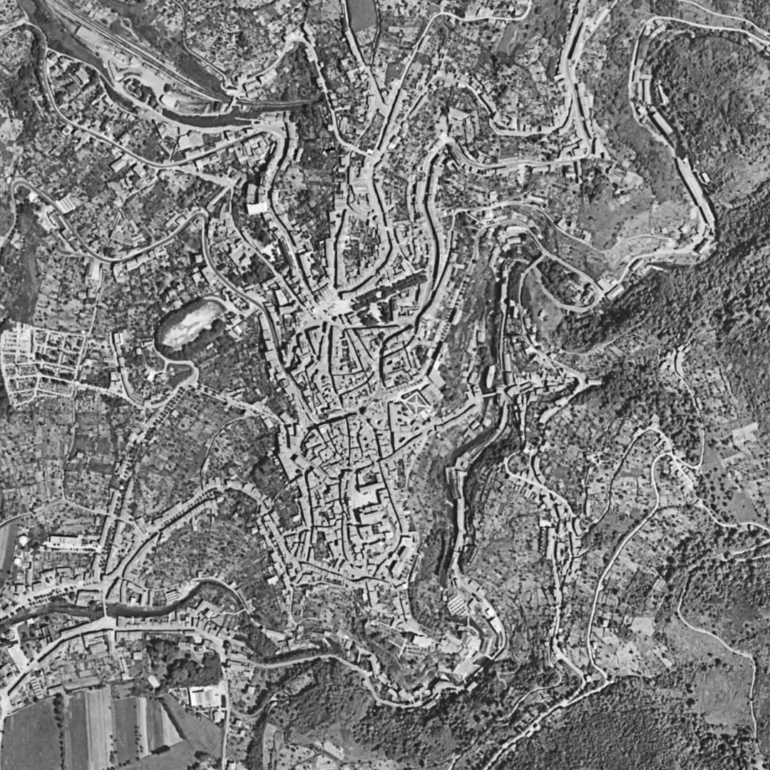 Thiers en 1954, le centre vu du ciel, au même cadrage