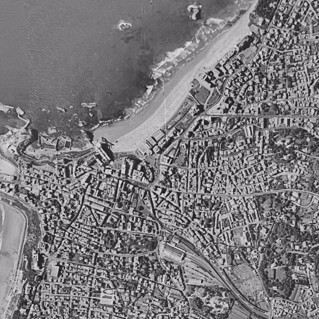 Biarritz en 1954, le centre vu du ciel, au même cadrage