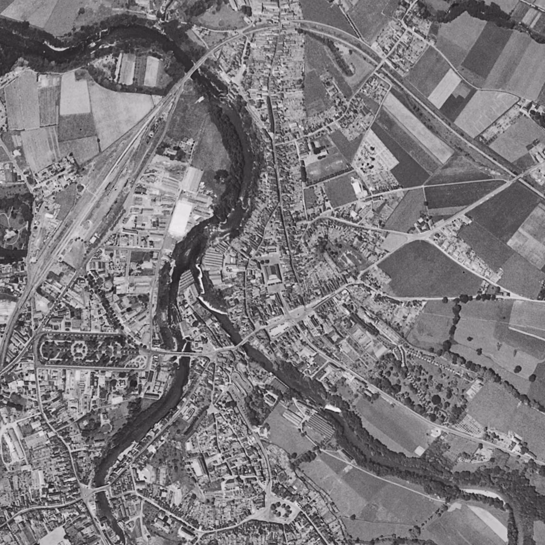Oloron-Sainte-Marie en 1959, le centre vu du ciel, au même cadrage