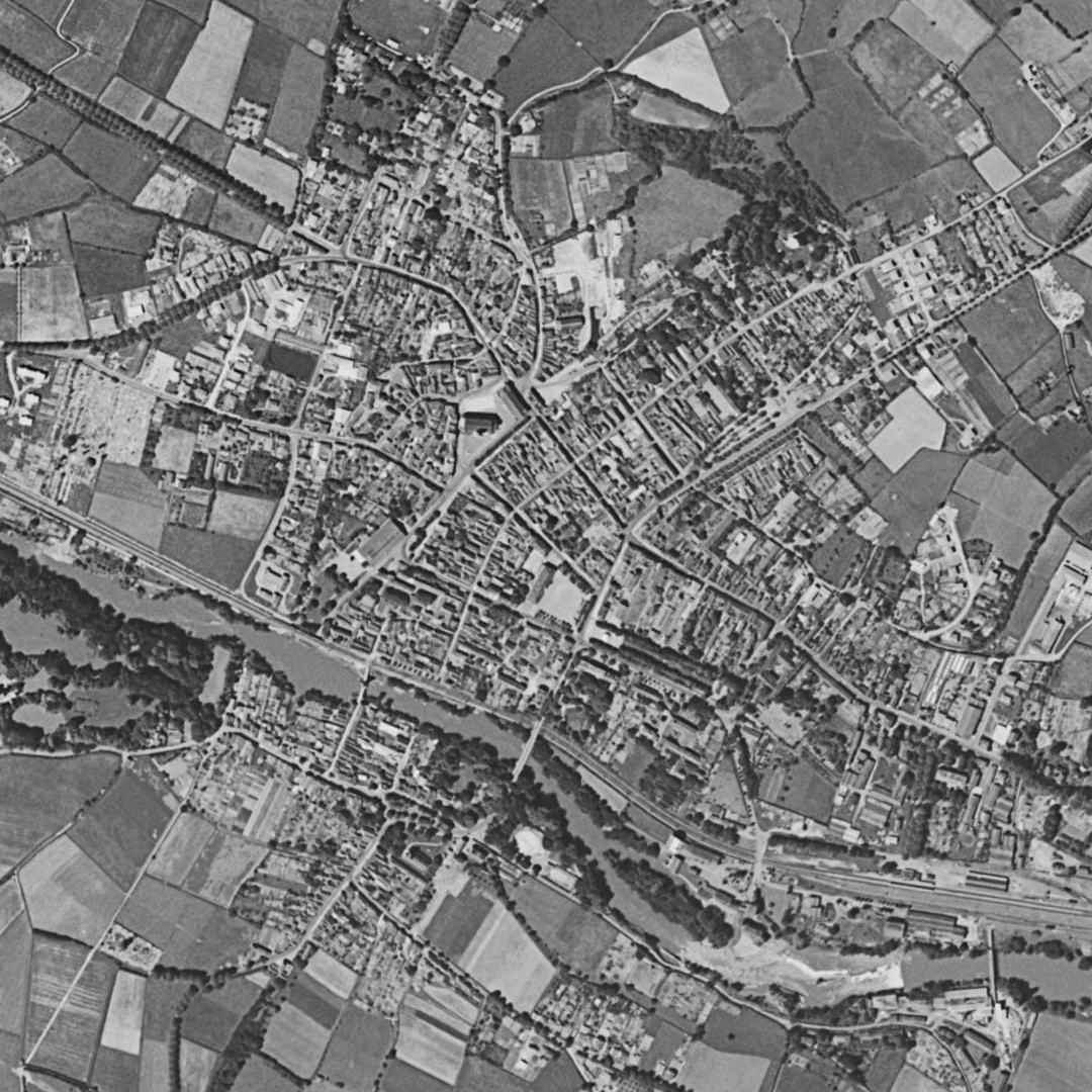 Orthez en 1957, le centre vu du ciel, au même cadrage