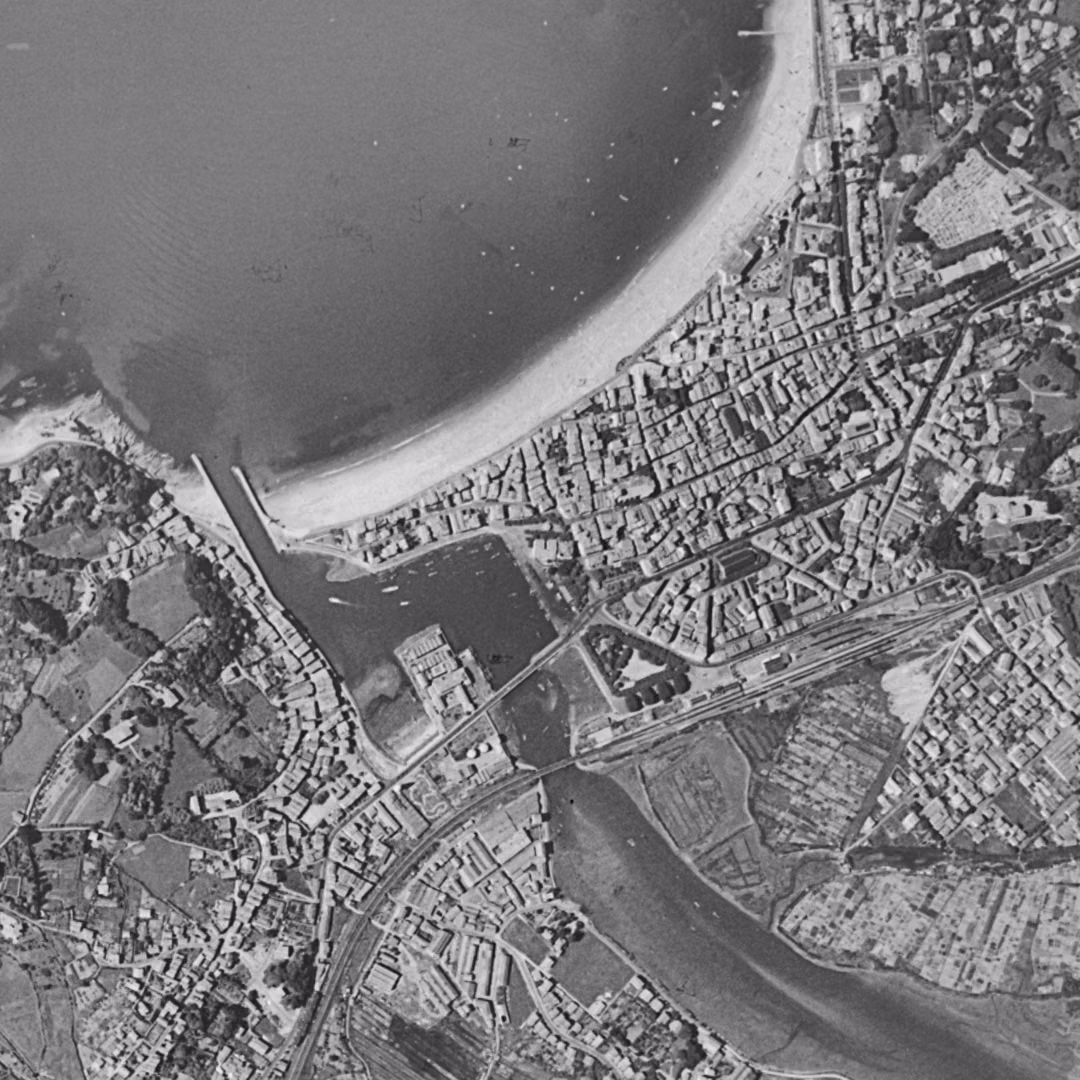 Saint-Jean-de-Luz en 1954, le centre vu du ciel, au même cadrage