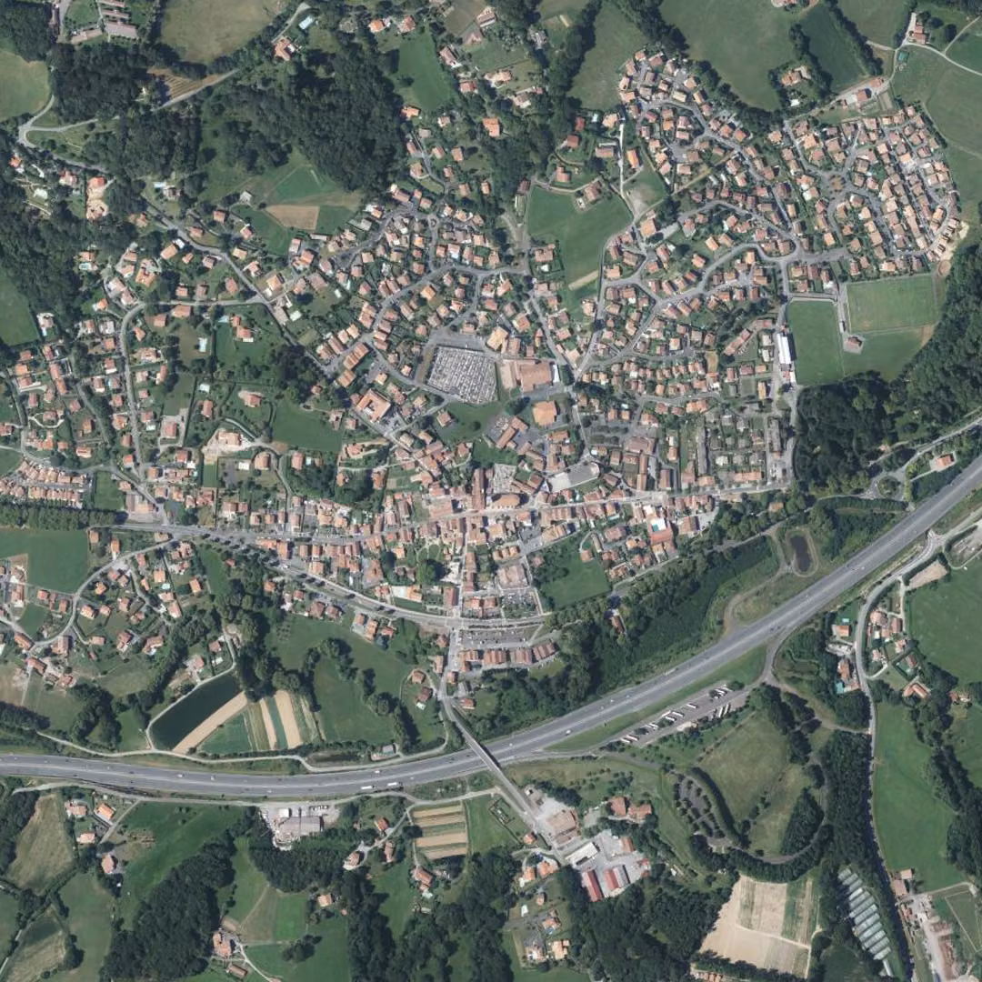 Urrugne aujourd'hui, le centre vu du ciel
