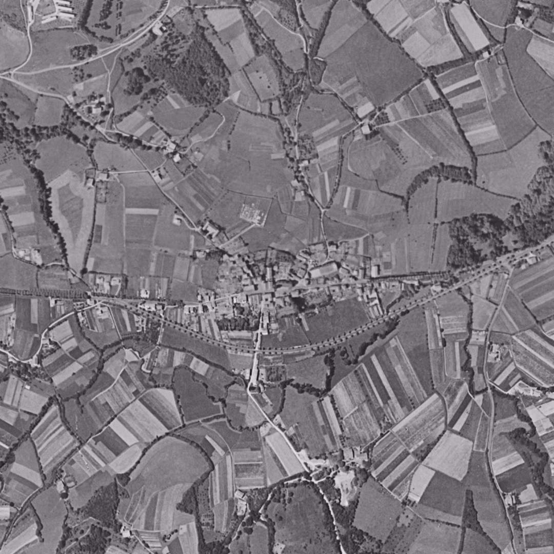 Urrugne en 1954, le centre vu du ciel, au même cadrage
