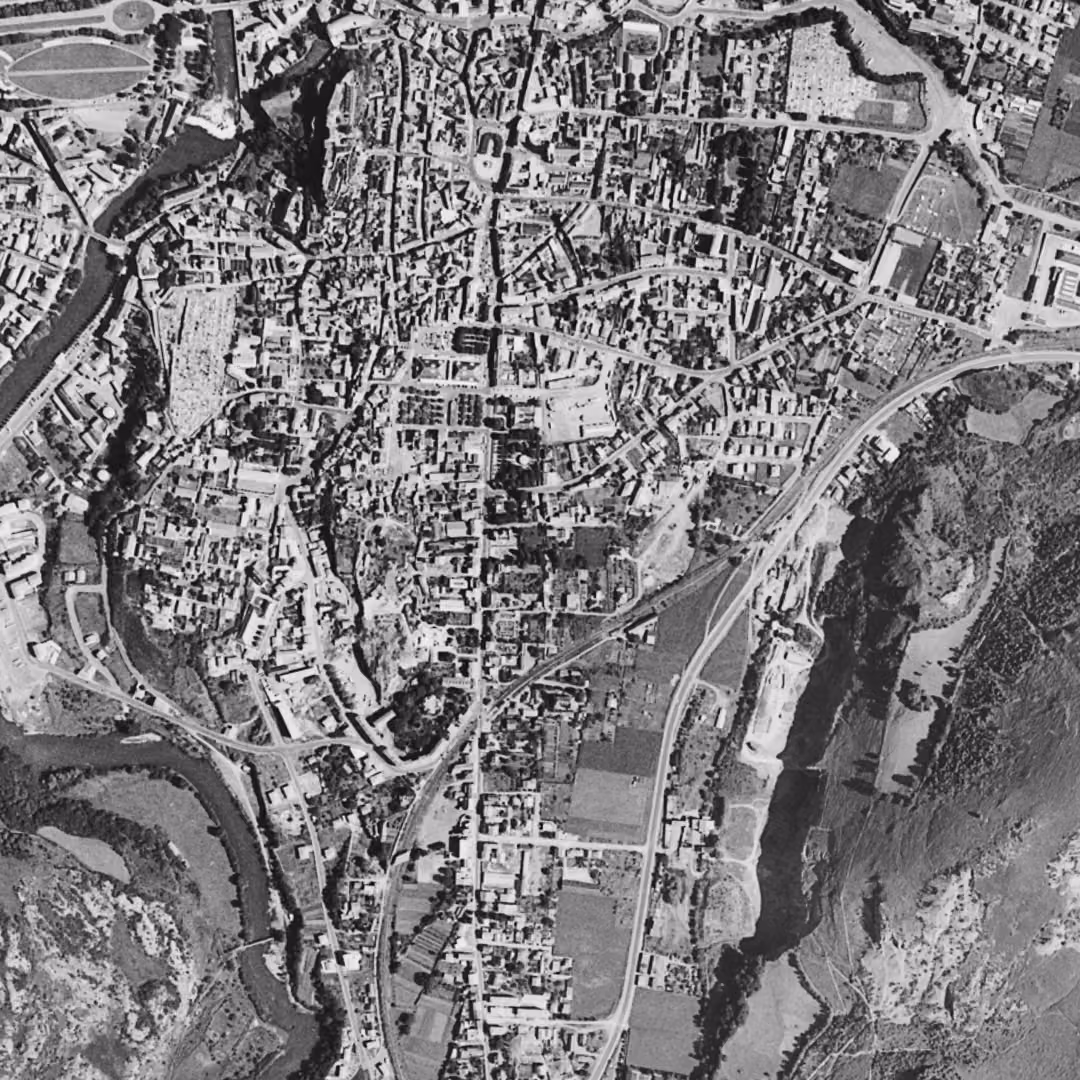 Lourdes en 1959, le centre vu du ciel, au même cadrage