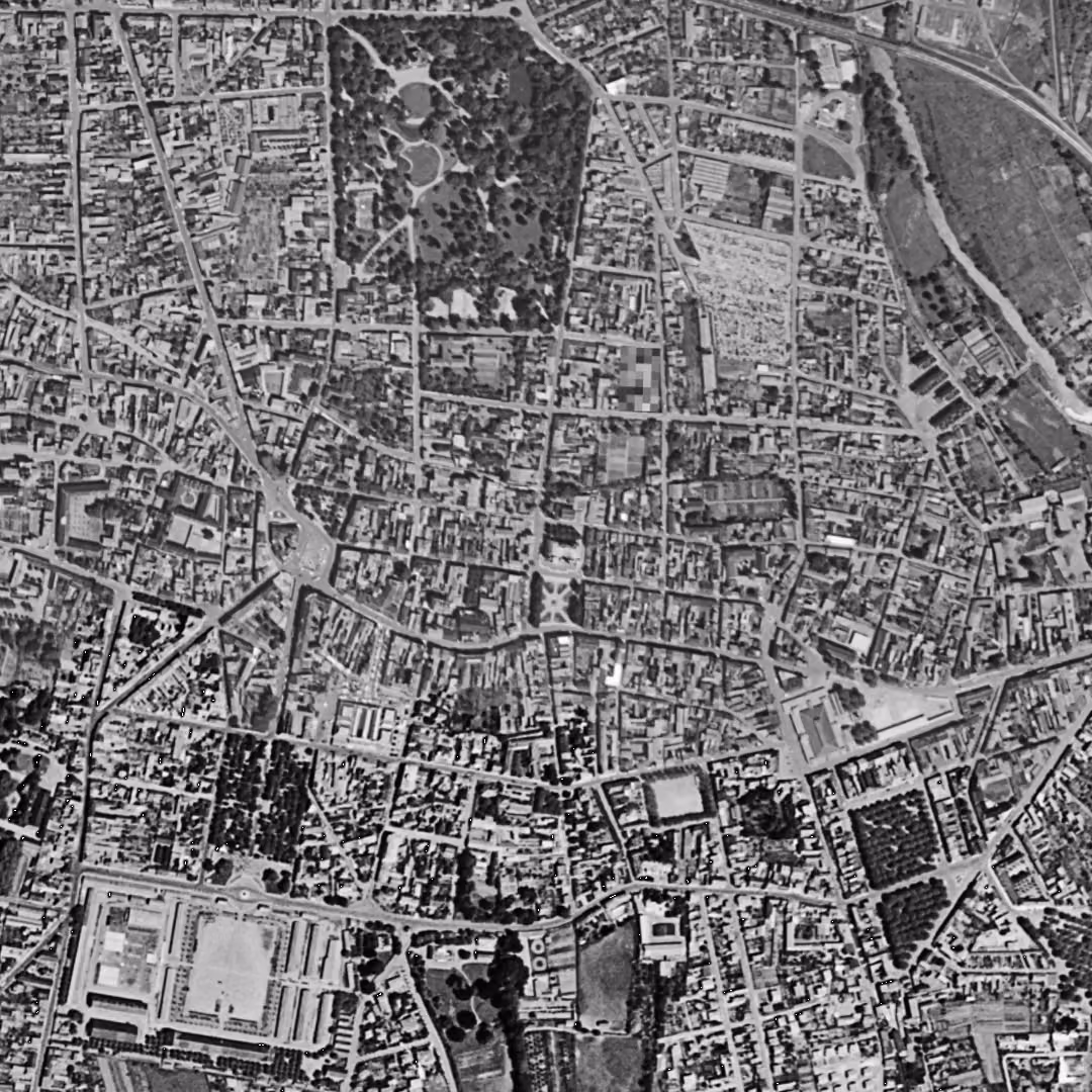 Tarbes en 1954, le centre vu du ciel, au même cadrage