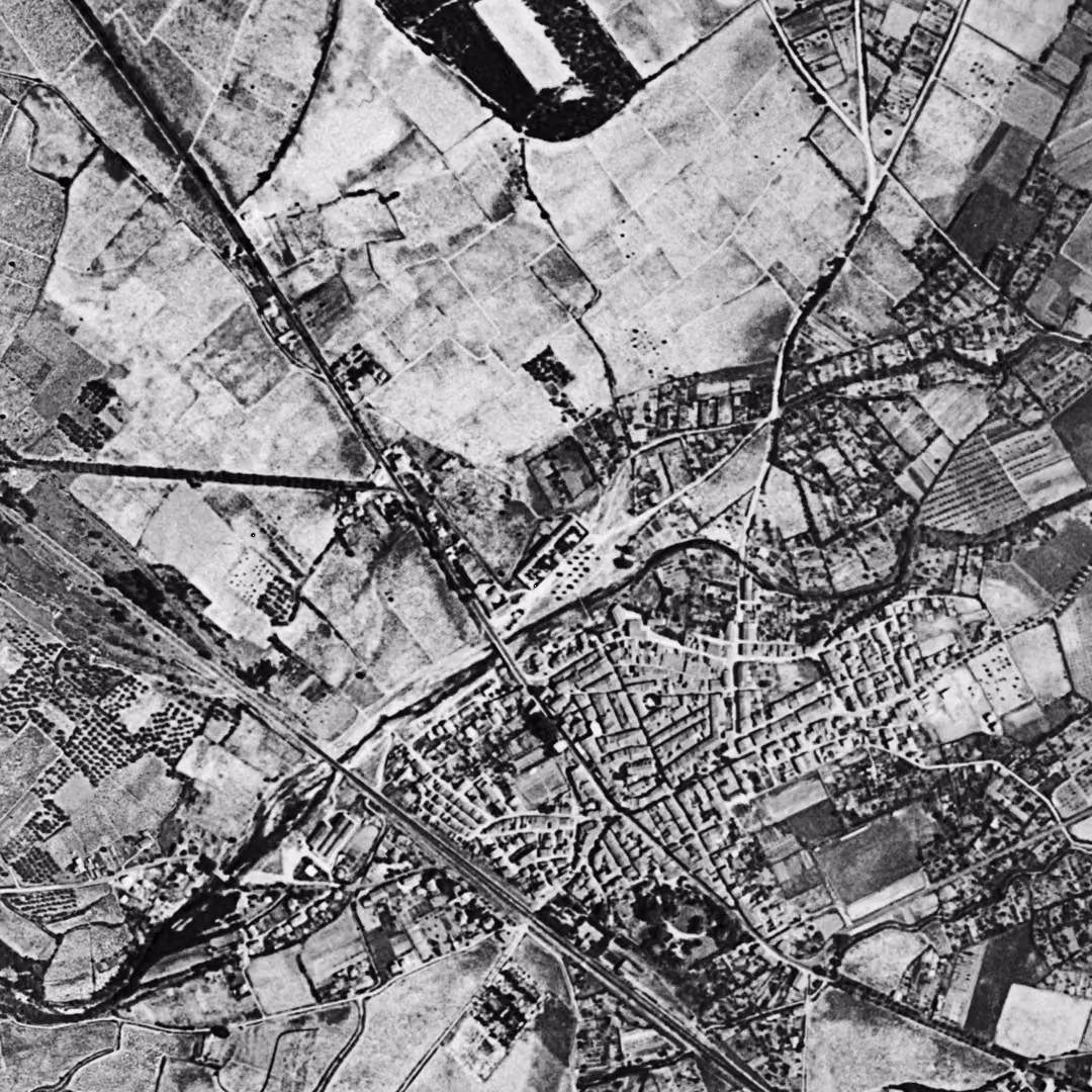 Argelès-sur-Mer en 1953, le centre vu du ciel, au même cadrage