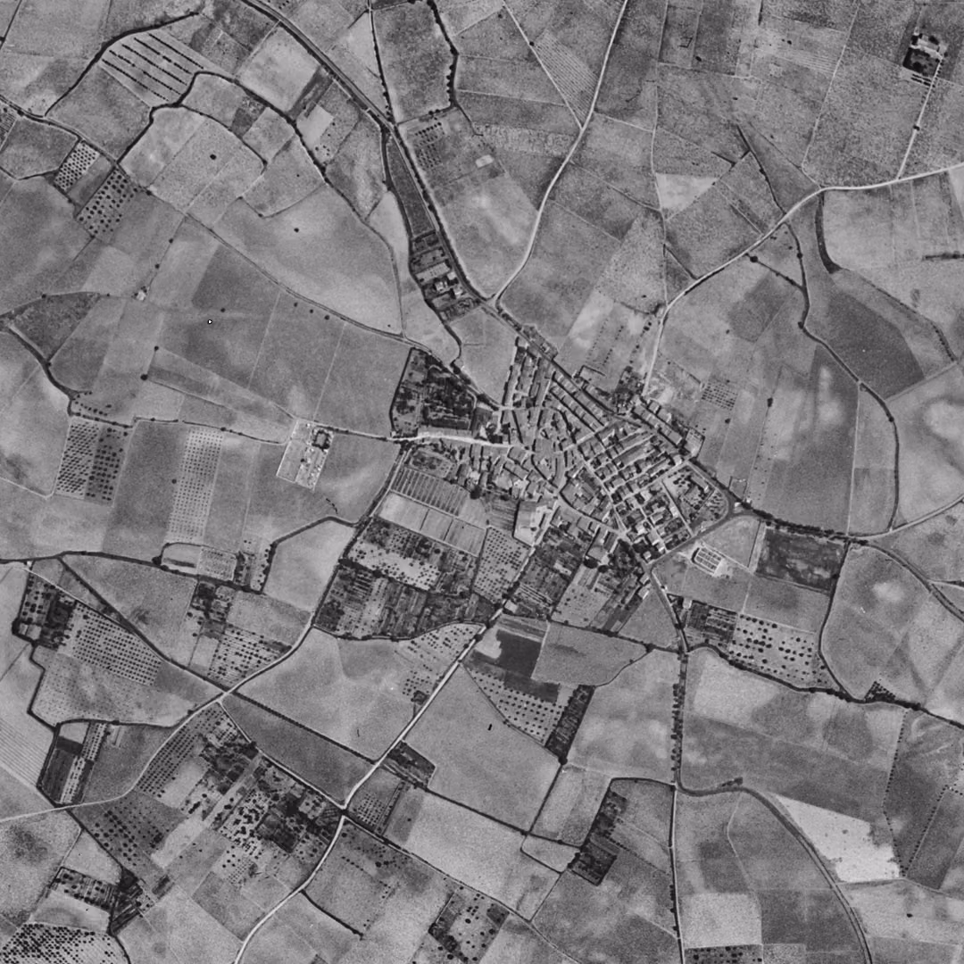 Cabestany en 1953, le centre vu du ciel, au même cadrage