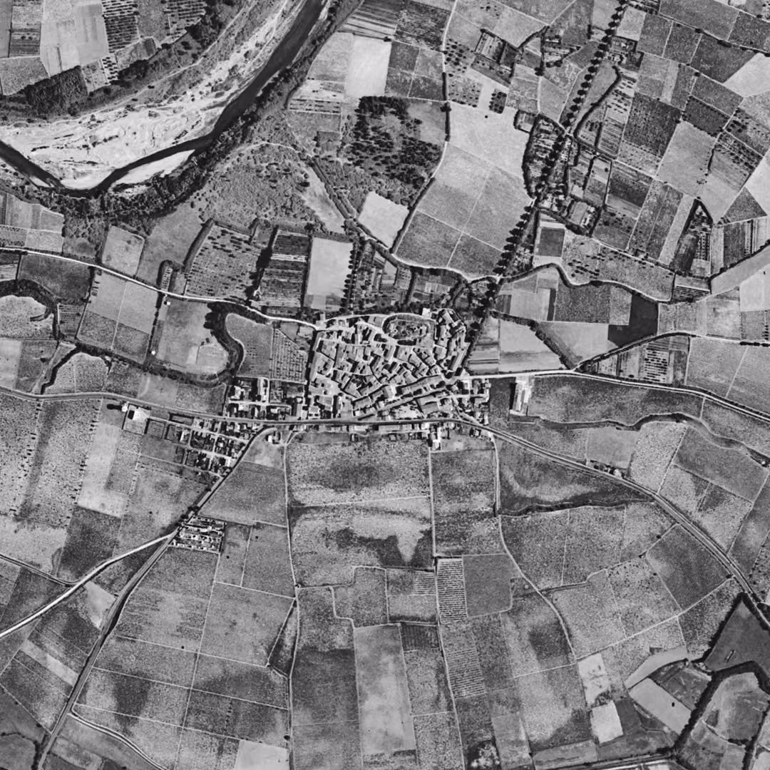Canet-en-Roussillon en 1953, le centre vu du ciel, au même cadrage