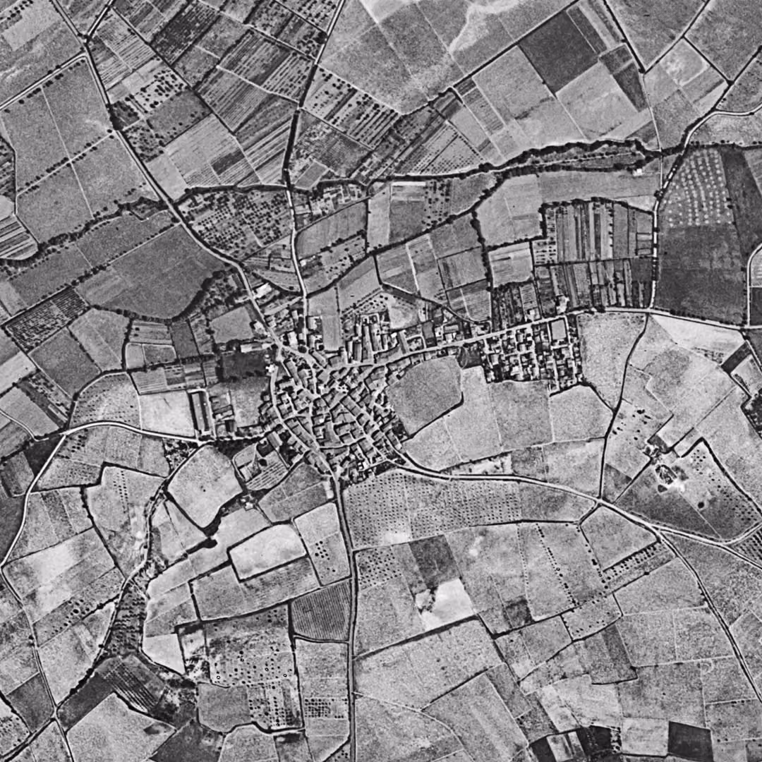 Saint-Cyprien en 1953, le centre vu du ciel, au même cadrage