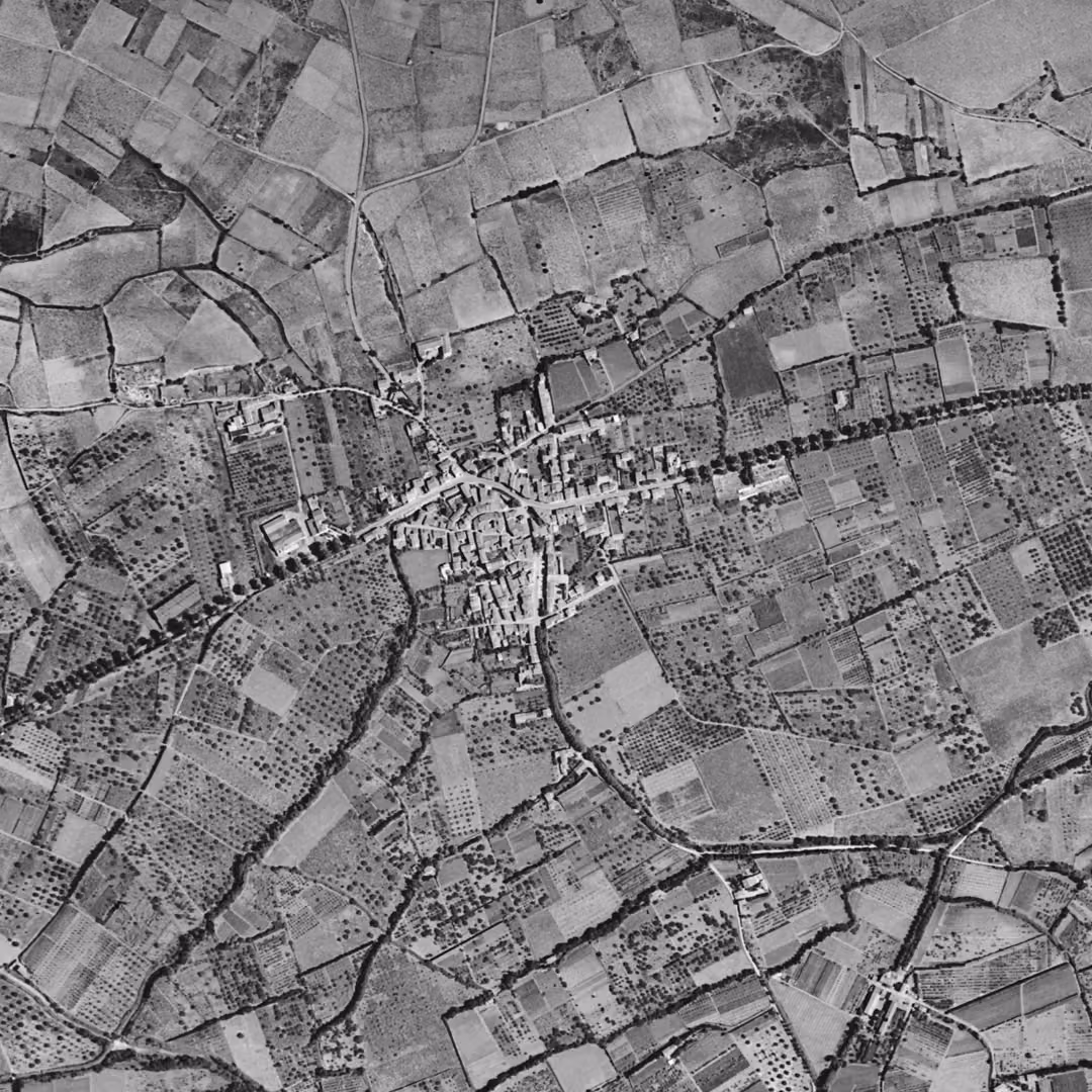 Saint-Estève en 1953, le centre vu du ciel, au même cadrage