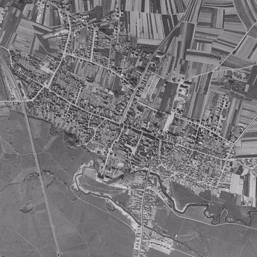 Brumath en 1958, le centre vu du ciel, au même cadrage