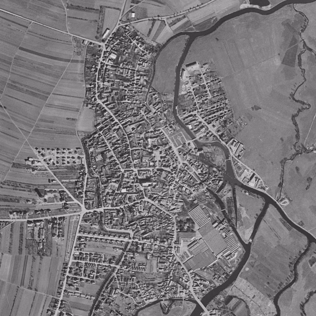 Erstein en 1956, le centre vu du ciel, au même cadrage