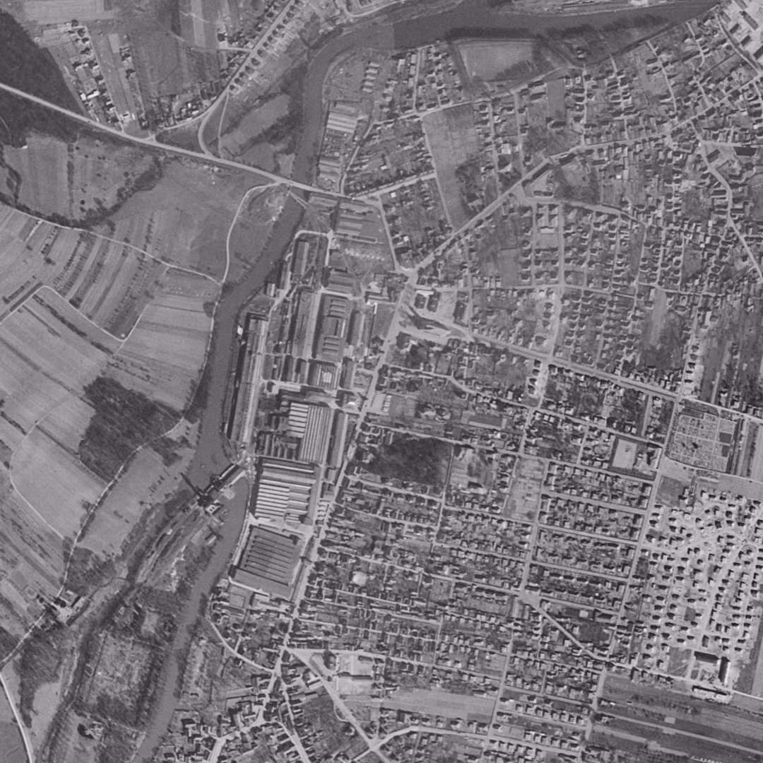Illkirch-Graffenstaden en 1956, le centre vu du ciel, au même cadrage