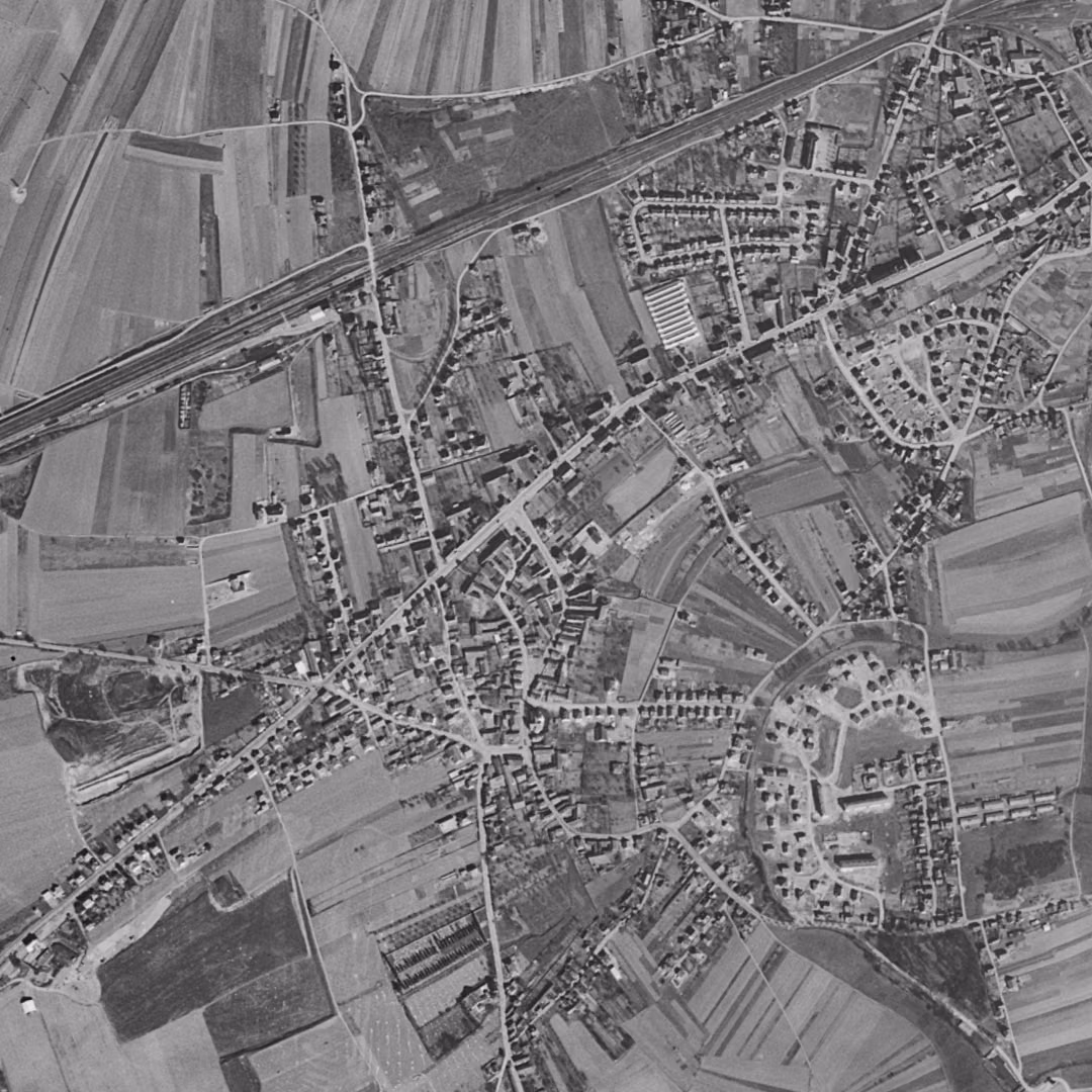 Lingolsheim en 1956, le centre vu du ciel, au même cadrage