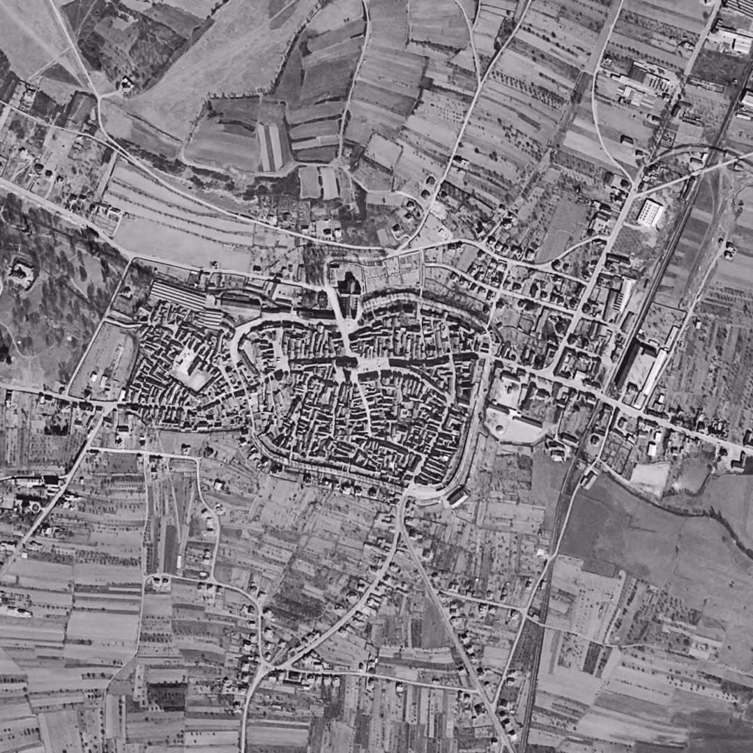 Obernai en 1956, le centre vu du ciel, au même cadrage