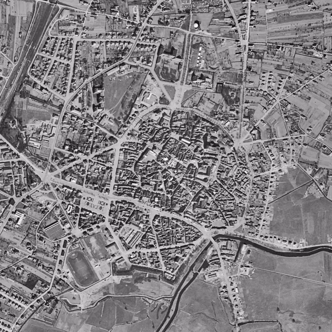 Sélestat en 1956, le centre vu du ciel, au même cadrage