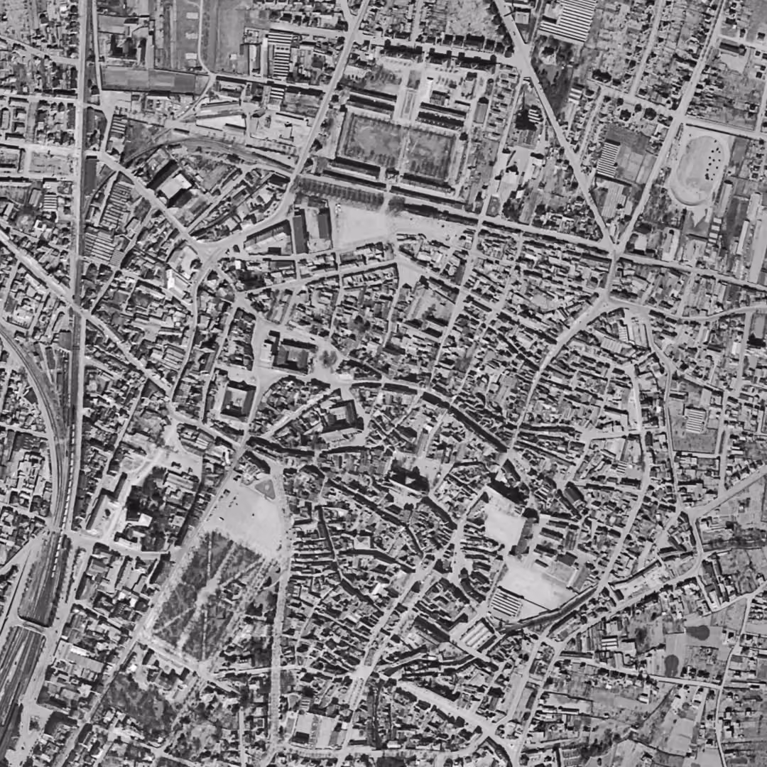 Colmar en 1956, le centre vu du ciel, au même cadrage